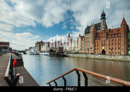 Mattina al fiume Motlawa in Gdansk città vecchia, Polonia. Foto Stock