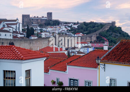 Vista di Obidos mura e tetti di sunrise portogallo Foto Stock