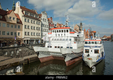 Mezzogiorno al fiume Motlawa in Gdansk città vecchia, Polonia. Foto Stock