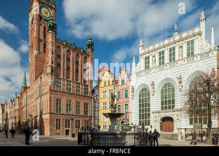 Dlugi Targ (Mercato Lungo ) in Gdansk città vecchia, Polonia. Il municipio storico in background. Foto Stock