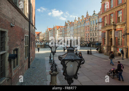 Gdansk città vecchia, Polonia. cercando di Dluga (Long Street) in Dlugi Targ (Mercato Lungo). Foto Stock