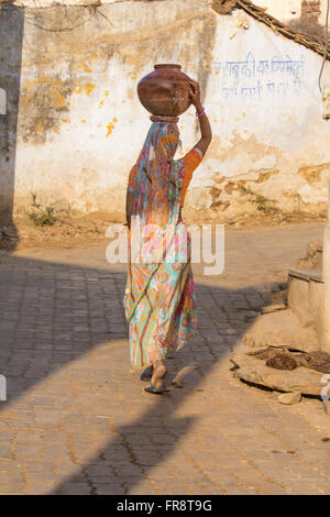 Asia, India Rajasthan,Udaipur ceramista lungo la strada del villaggio. Foto Stock