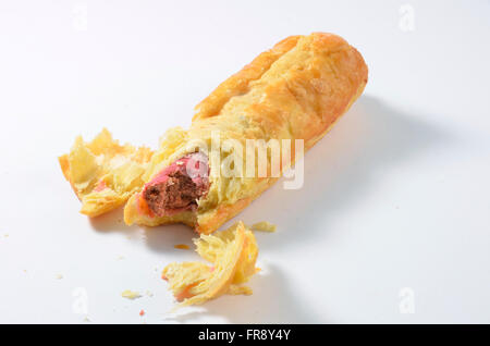 Il marcio vecchia potato chips e un rotolo di salsiccia con batteri e muffa che mostra su di esso. Foto Stock