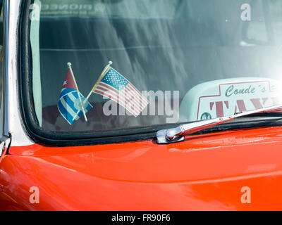 Bandera La Havane Cuba-Amerique taxi Foto Stock