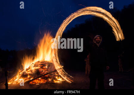 Sofia, Bulgaria - 13 Marzo 2016: un giovane uomo sta partecipando a un rito del fuoco durante una celebrazione di Sirni Zagovezni. È Foto Stock