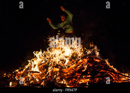 Sofia, Bulgaria - 13 Marzo 2016: un giovane uomo sta partecipando a un rito del fuoco durante una celebrazione di Sirni Zagovezni. È Foto Stock