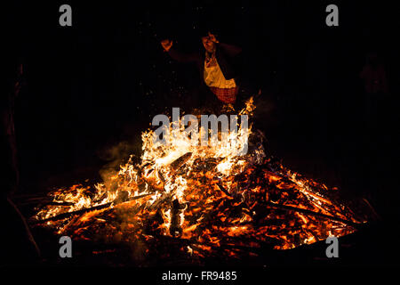 Sofia, Bulgaria - 13 Marzo 2016: un giovane uomo sta partecipando a un rito del fuoco durante una celebrazione di Sirni Zagovezni. È Foto Stock