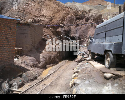 Ingresso alla miniera di argento in Potosi Bolivia Foto Stock