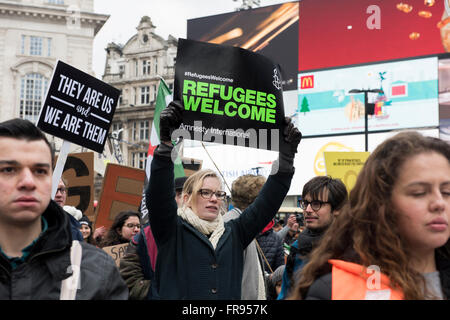 I dimostranti sono holding placards lettura: "i profughi Benvenuto " e " sono noi siamo loro' Foto Stock