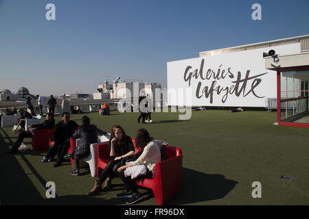 I turisti sulla terrazza delle Galeries Lafayette di Parigi Francia in inverno Foto Stock