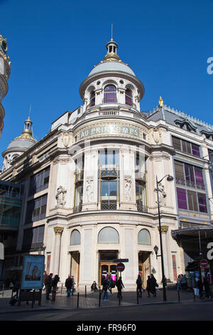 Esterno di Au Printemps department store di Parigi Francia in inverno Foto Stock