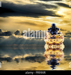 Il Feng Shui sfondo. Ridere Buddha o Budai è riflessa in acqua a sunrise Foto Stock