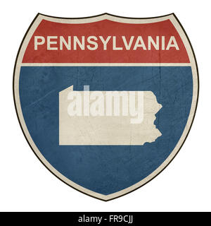 Grunge americano della Pennsylvania Interstate Highway road scudo isolato su uno sfondo bianco. Foto Stock