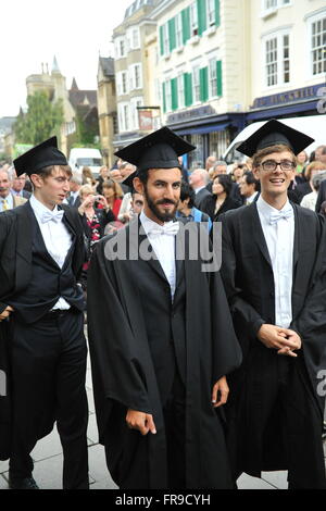 Oxford studenti del college indossando tradional 'Sub fusc' abbigliamento per loro la laurea al Sheldonian Theatre Foto Stock