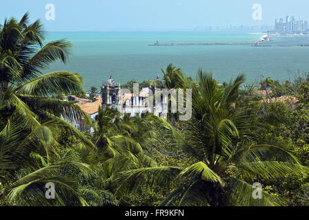 Le torri della Igreja do Carmo nel centro storico della città di Olinda e Recife in background - EP Foto Stock