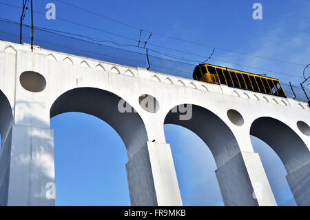 Monorotaia passando in Arcos da Lapa - centro città di Rio de Janeiro Foto Stock