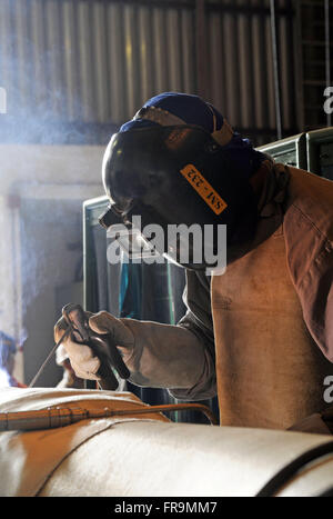 Saldatrice a lavorare nella industria metallurgica Foto Stock