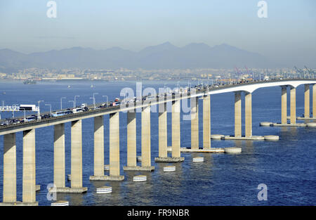 Vista aerea del traffico pesante la mattina presto nel ponte Rio-Niteroi - Baia Guanabara Foto Stock