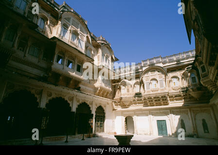 La facciata interna del palazzo di Meherangarh Fort, Jodhpur, Rajasthan, India Foto Stock