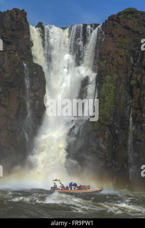 Passeio de lancha inflável conhecido como Macuco Safari no Parque Nacional do Iguaçu Foto Stock