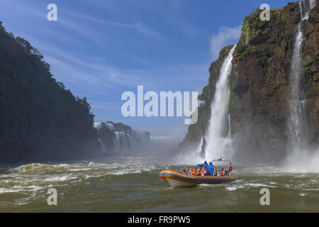 Passeio de lancha inflável conhecido como Macuco Safari no Parque Nacional do Iguaçu Foto Stock