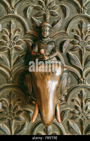 Dettaglio della porta di metallo nella Red Fort di Delhi, India Foto Stock