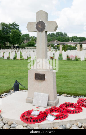 6 Airborne Division croce al cimitero Ranville,Normandia, Francia. Foto Stock