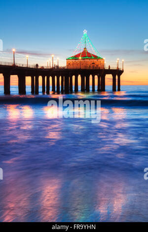 Manhattan Beach Pier al tramonto, completata nel 1920, Roundhouse studi Marine Lab e Acquario (edificio ottagonale, fine del molo) Foto Stock