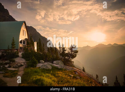 Sunrise presso il Club Alpino di Conrad Kain Hut in Bugaboos Parco Provinciale; British Columbia, Canada Foto Stock