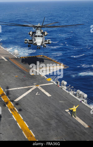 Un CH-53 Sea Stallion elicottero proviene in per un atterraggio sul ponte di volo della USS Peleliu (LHA-5) nell'Oceano Pacifico Foto Stock