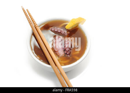 Oriental Noodle e zuppa di Polpo con bacchette Foto Stock
