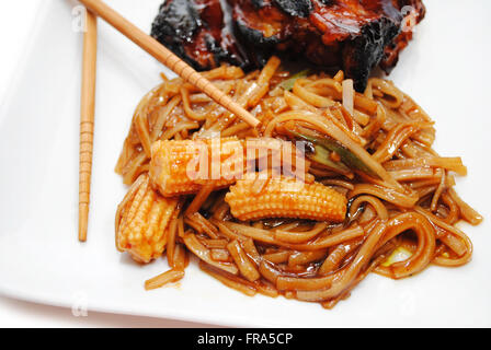 Riso tagliatelle con il sugo di pomodoro e verdure Foto Stock