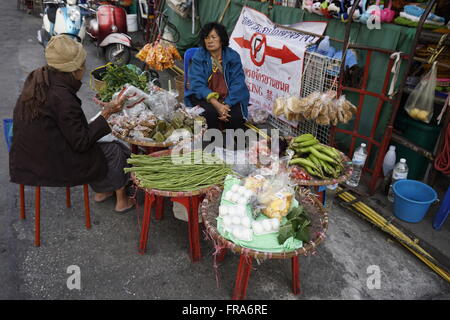 Street hawker al mercato Warorat Chinatown, in Chiang Mai Foto Stock