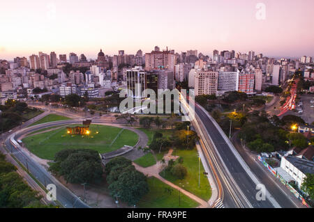 Twilight Monumento alle Azzorre con la sinistra - lavorare in acciaio dello scultore Carlos tenuis Foto Stock