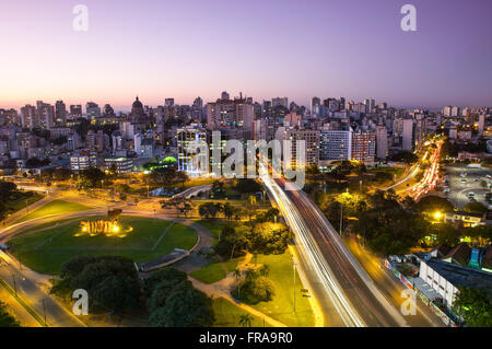 Twilight Monumento alle Azzorre con la sinistra - lavorare in acciaio dello scultore Carlos tenuis Foto Stock