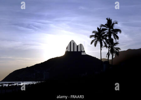 Tramonto a Ipanema Beach - incidentali Hill fratelli - città del sud Foto Stock