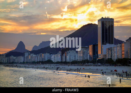 Dal tramonto sulla spiaggia di Leme e Spiaggia di Copacabana - incidentali Morro due fratelli e la Gávea Foto Stock