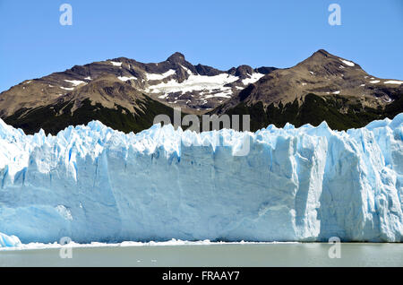 Paesaggio del lato sud del Ghiacciaio Perito Moreno in background - Parque Nacional Los Glaciares Foto Stock