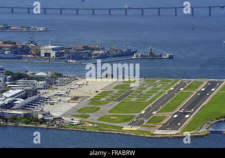 L'aeroporto Santos Dumont in Ponte Rio-Niteroi in background Foto Stock