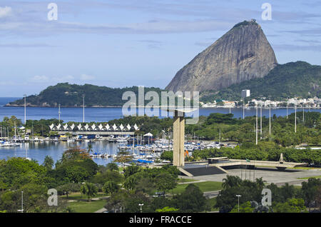 Il Flamengo con il Monumento Nazionale di morti della II Guerra Mondiale e la Gloria Marina Foto Stock