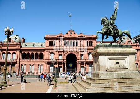 La scultura del generale Manuel Belgrano di fronte alla Casa de Gobierno noto con la Casa Rosada Foto Stock