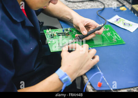 La saldatura della linea di montaggio di piccola industria laparoscopia attrezzature per ospedali Foto Stock