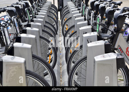 Noleggio biciclette stazione in strada di città Foto Stock