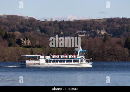 Lago di Windermere, Inghilterra. Vista pittoresca di Miss Lakeland II battello da crociera sul lago Windermere. Foto Stock