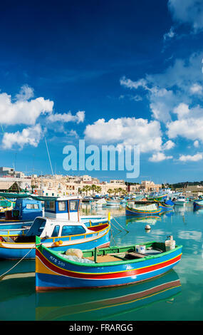 Porto di Marsaxlokk e mediterranei tradizionali barche da pesca in isola di Malta Foto Stock