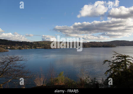 Lago di Windermere, Inghilterra. Vista pittoresca della sponda orientale del lago di Windermere visto dal Claife Stazione di visualizzazione. Foto Stock