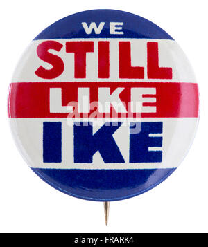1956 Dwight D. Eisenhower campagna presidenziale pin pulsante indietro il badge con lo slogan di noi ancora like Ike Foto Stock