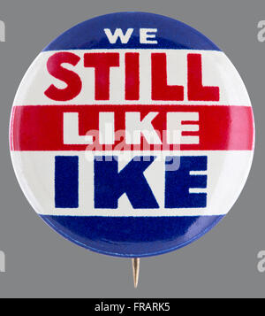 1956 Dwight D. Eisenhower campagna presidenziale pin pulsante indietro il badge con lo slogan di noi ancora like Ike Foto Stock