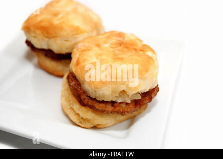 Una Malsana prima colazione di salsiccia panini Foto Stock