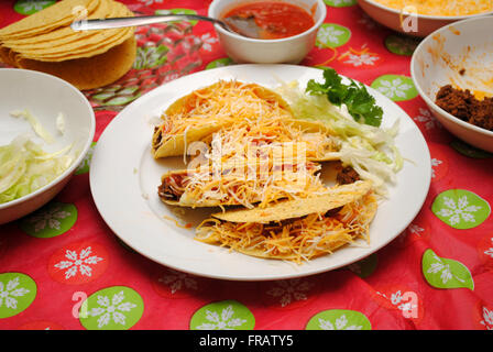 Home reso Tacos e ingredienti freschi Foto Stock